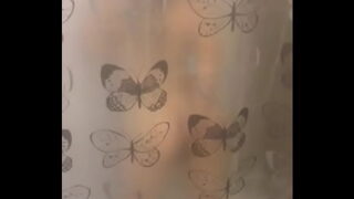 Chilena disfruta de una ducha caliente