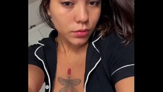 Amadora nua mostrando peitos naturais de perto – Close-up e detalhes da pele (4K)