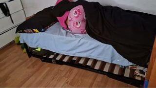 Compañera de casa olvido cerrar la puerta de su habitación, me confunde con su novio y termino follando su coño estrecho pensando en su novio