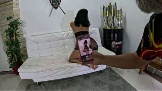 Carioca rabuda em ensaio de fotos e banho antes de fazer seu primeiro anal – Julia Macena