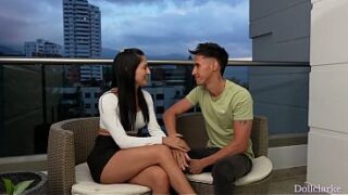 Visito a mi amiga Ashley y su novio me da una follada amateur en secreto: Soy su hermanastra latina