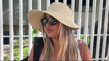 Desesperada y Abandonada por su Novio, un Desconocido le ofreció refugio y se Dejó Follar como Agradecimiento